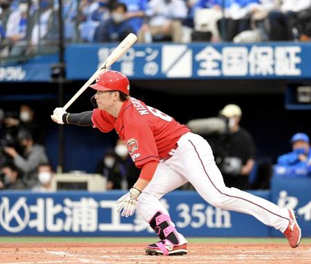 　９回表２死満塁、中越えに３点三塁打を放つ