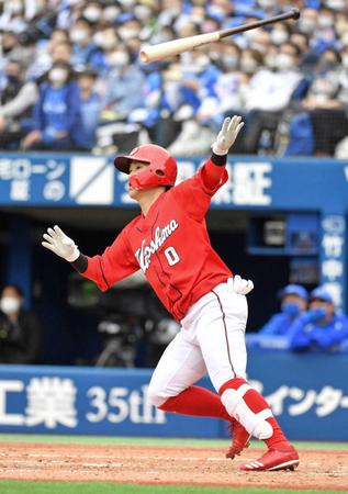 　５回、上本は適時二塁打を放つ