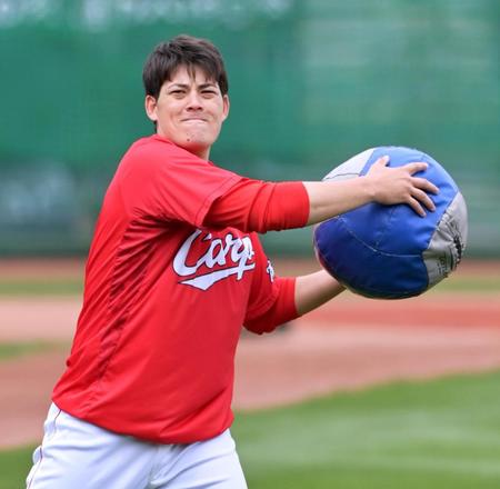 　トレーニングをして汗を流す九里（撮影・立川洋一郎）