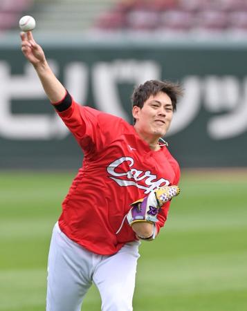 　キャッチボールをして調整する九里（撮影・立川洋一郎）