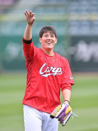 　キャッチボールをして調整する九里（撮影・立川洋一郎）