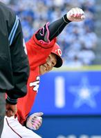 　９回、逆転の三塁打を放ち、こぶしを握る西川（撮影・佐々木彰尚）