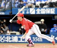 　９回表２死満塁、中越えに３点三塁打を放つ