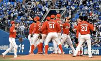 　３連勝に喜ぶ広島ナイン