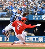 　５回、西川の安打で一走・長野が生還。捕手・伊藤光（撮影・佐々木彰尚）