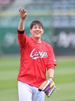 　キャッチボールをして調整する九里（撮影・立川洋一郎）