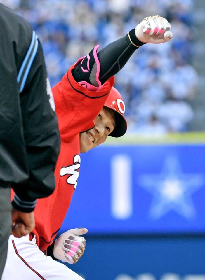 　９回、逆転の三塁打を放ち、こぶしを握る西川（撮影・佐々木彰尚）