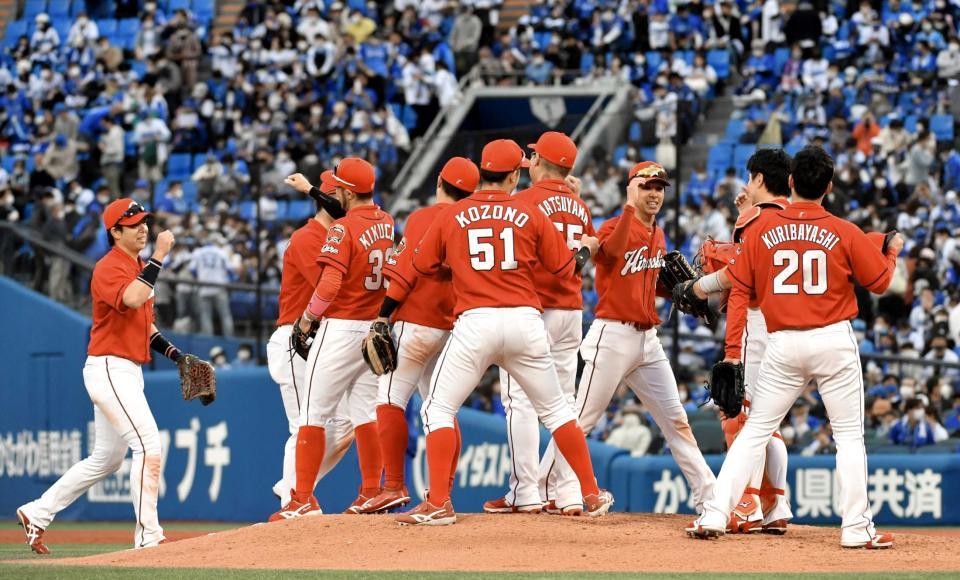 　３連勝に喜ぶ広島ナイン