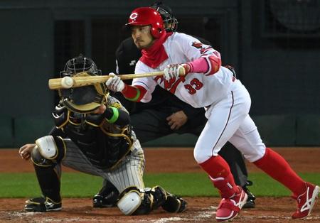 ３回、犠打を決める菊池涼（撮影・田中太一）