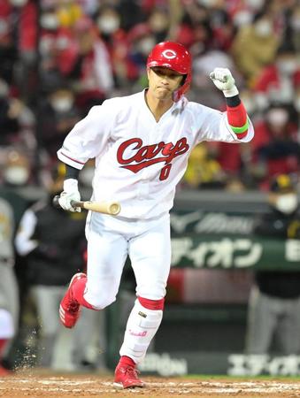 　９回、四球を選びガッツポーズで一塁へ向かう上本（撮影・立川洋一郎）