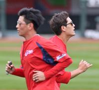 　走り込んで汗を流す九里。左は大瀬良（撮影・立川洋一郎）