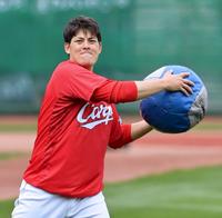 　トレーニングをして汗を流す九里（撮影・立川洋一郎）