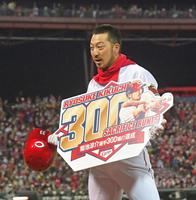 ３回、送りバントを成功させ、通算３００犠打を達成した菊池涼（撮影・立川洋一郎）