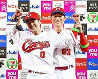 お立ち台で笑顔を見せる上本（左）と西川（撮影・立川洋一郎）