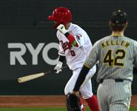 　９回、粘って四球を決めた上本はガッツポーズ。投手はケラー（撮影・田中太一）