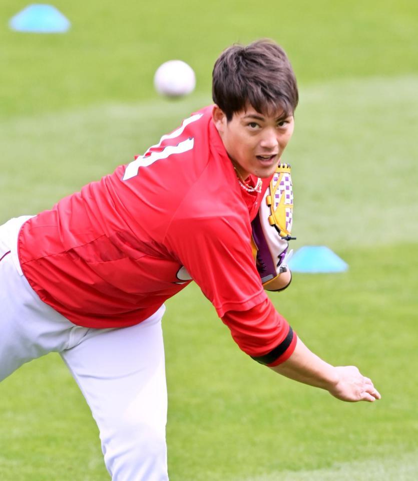 　キャッチボールをして調整する九里（撮影・立川洋一郎）