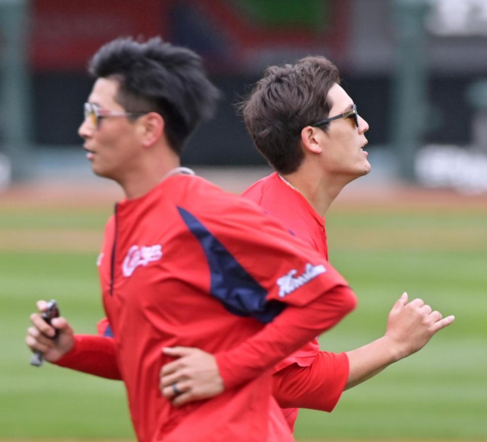 　走り込んで汗を流す九里。左は大瀬良（撮影・立川洋一郎）