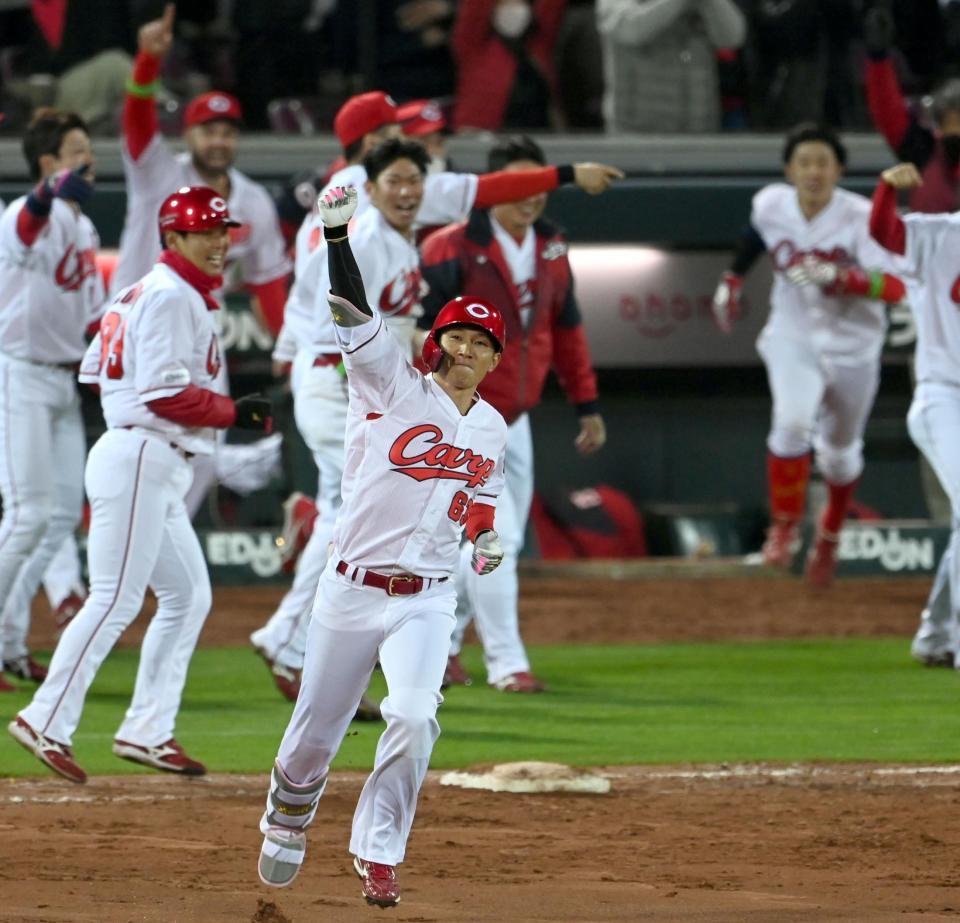 ９回、サヨナラ打を決めた広島・西川龍馬はガッツポーズを決める＝マツダスタジアム（撮影・田中太一）