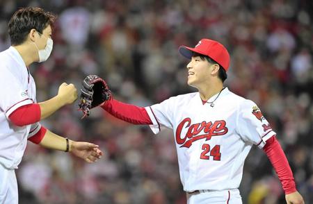 　７回、プロ初登板のマウンドで空振り三振を奪い九里（左）に笑顔で応える黒原