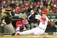 　６回、坂倉の適時内野安打で同点の生還をする二走・西川（撮影・立川洋一郎）