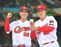 　プロ初安打の記念ボールを手に佐々岡監督（右）と笑顔を見せる中村健（撮影・立川洋一郎）