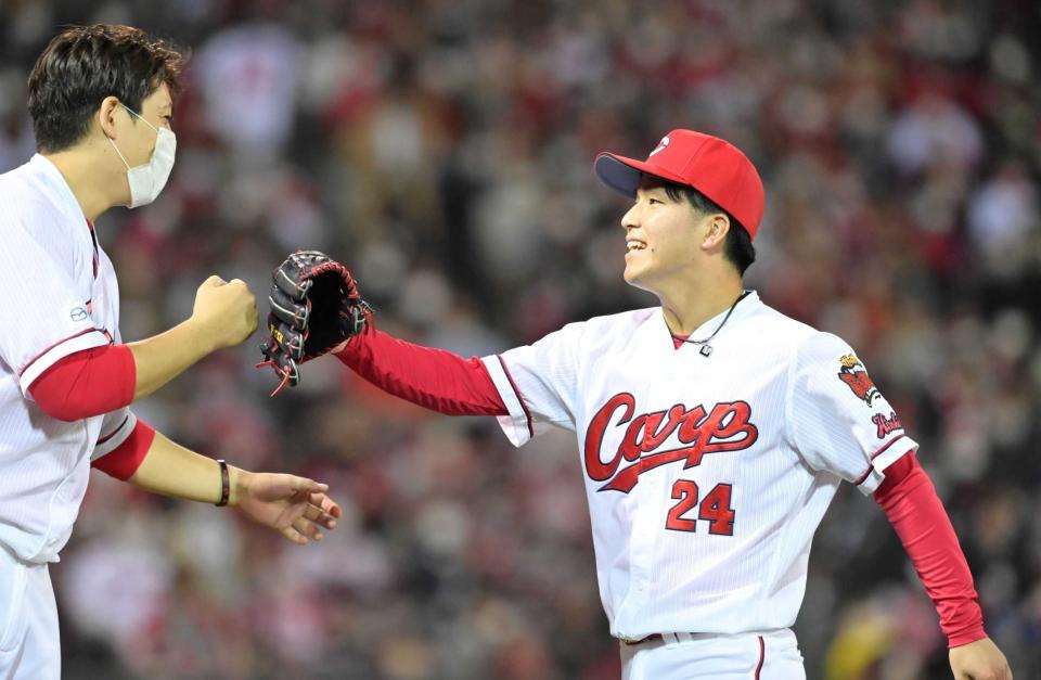 　７回、プロ初登板のマウンドで空振り三振を奪い九里（左）に笑顔で応える黒原