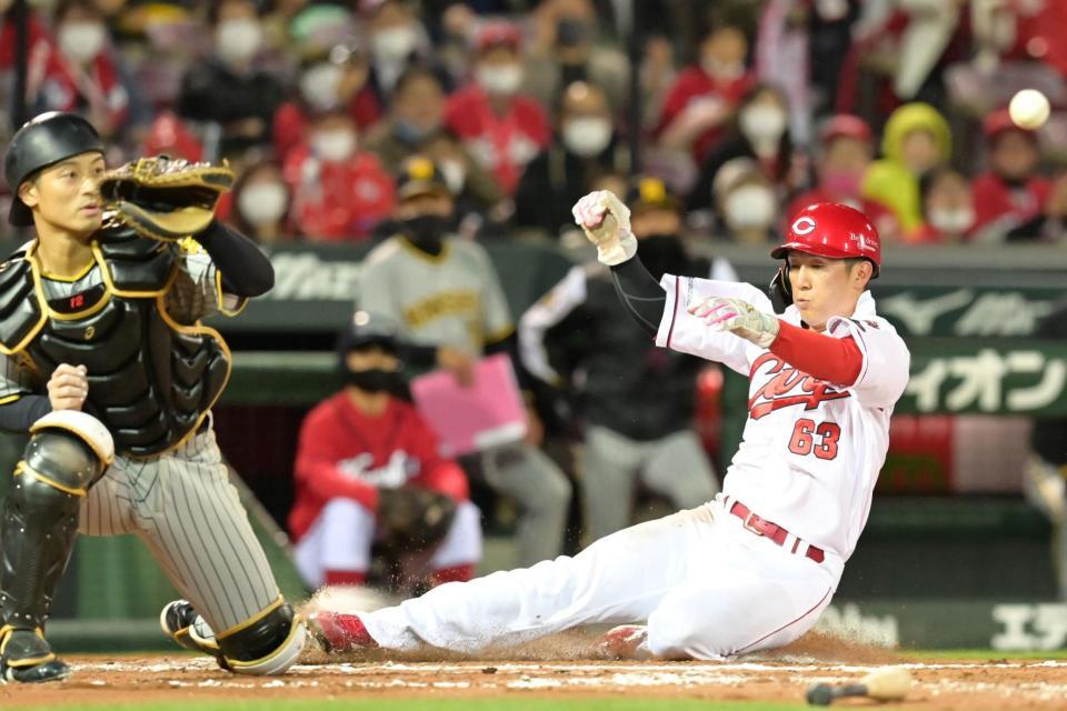 　６回、坂倉の適時内野安打で同点の生還をする二走・西川（撮影・立川洋一郎）