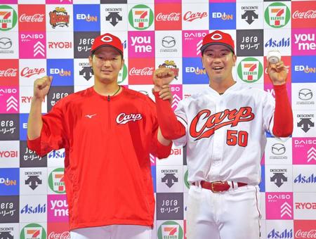 　ヒーローインタビューを終えお立ち台で笑顔を見せる床田（左）と中村健（撮影・立川洋一郎）