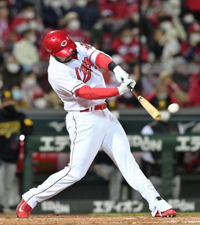 　５回、左翼線へ二塁打を放つマクブルーム（撮影・立川洋一郎）