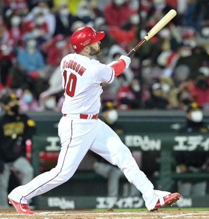 　６回、勝ち越しとなる適時二塁打を放つマクブルーム（撮影・立川洋一郎）