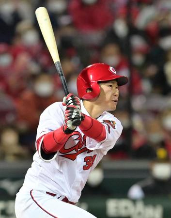 　５回、右前打を放つ坂倉（撮影・立川洋一郎）