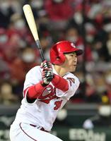 　５回、右前打を放つ坂倉（撮影・立川洋一郎）