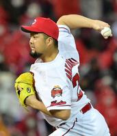 　８回表に登板し１イニングを無失点に抑えた中崎（撮影・立川洋一郎）