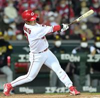 　５回、左前へ同点適時打を放つ上本（撮影・立川洋一郎）