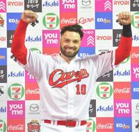 　お立ち台で笑顔を見せるマクブルーム（撮影・立川洋一郎）