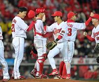 　最後を締めくくりナインとタッチを交わす栗林（左端）＝撮影・立川洋一郎