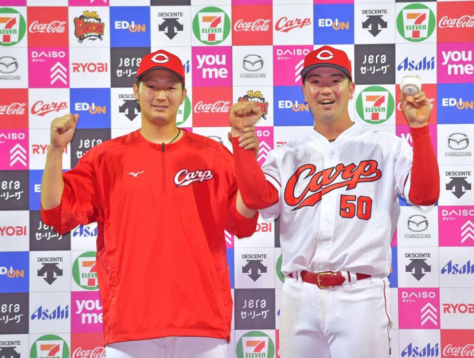 　ヒーローインタビューを終えお立ち台で笑顔を見せる床田（左）と中村健（撮影・立川洋一郎）