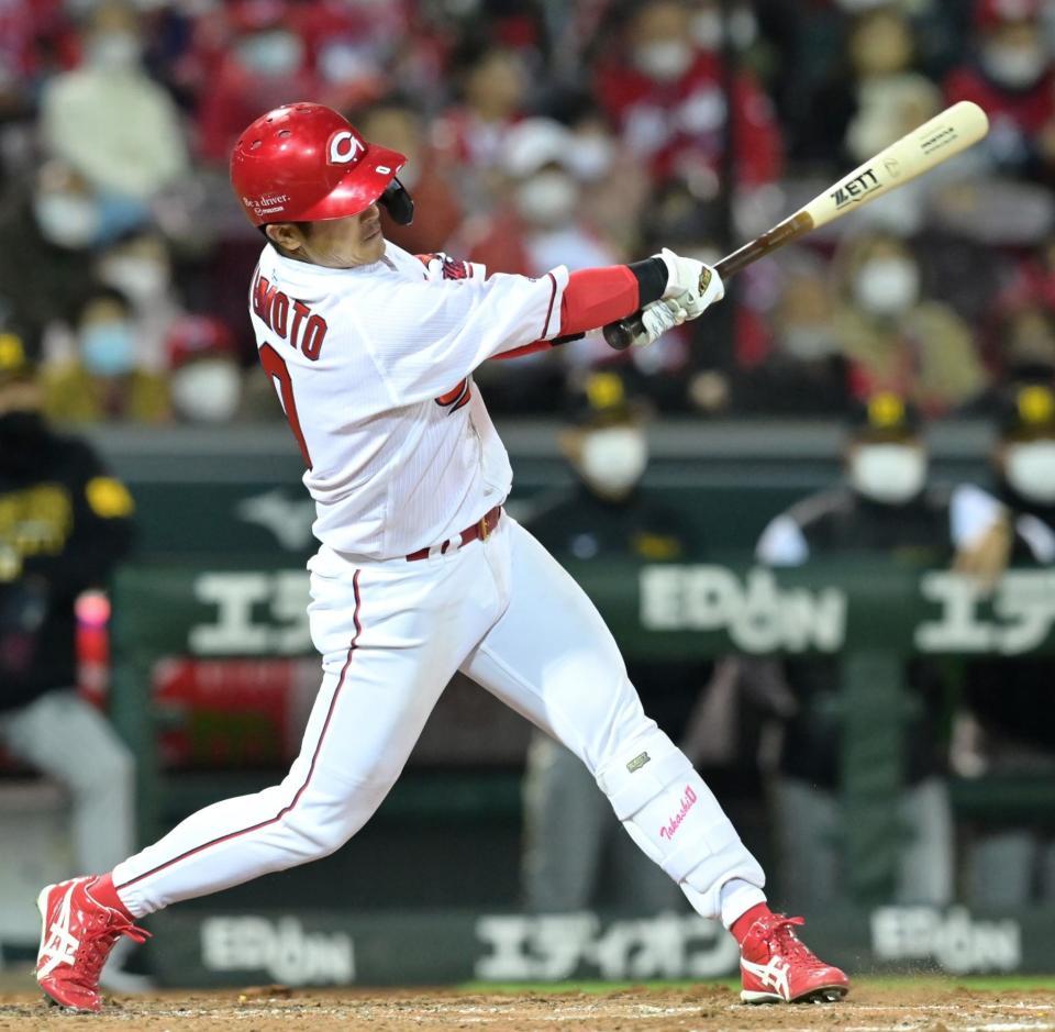 　５回、左前へ同点適時打を放つ上本（撮影・立川洋一郎）