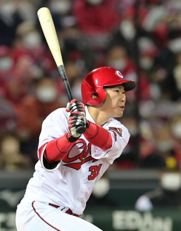 　５回、右前打を放つ坂倉（撮影・立川洋一郎）