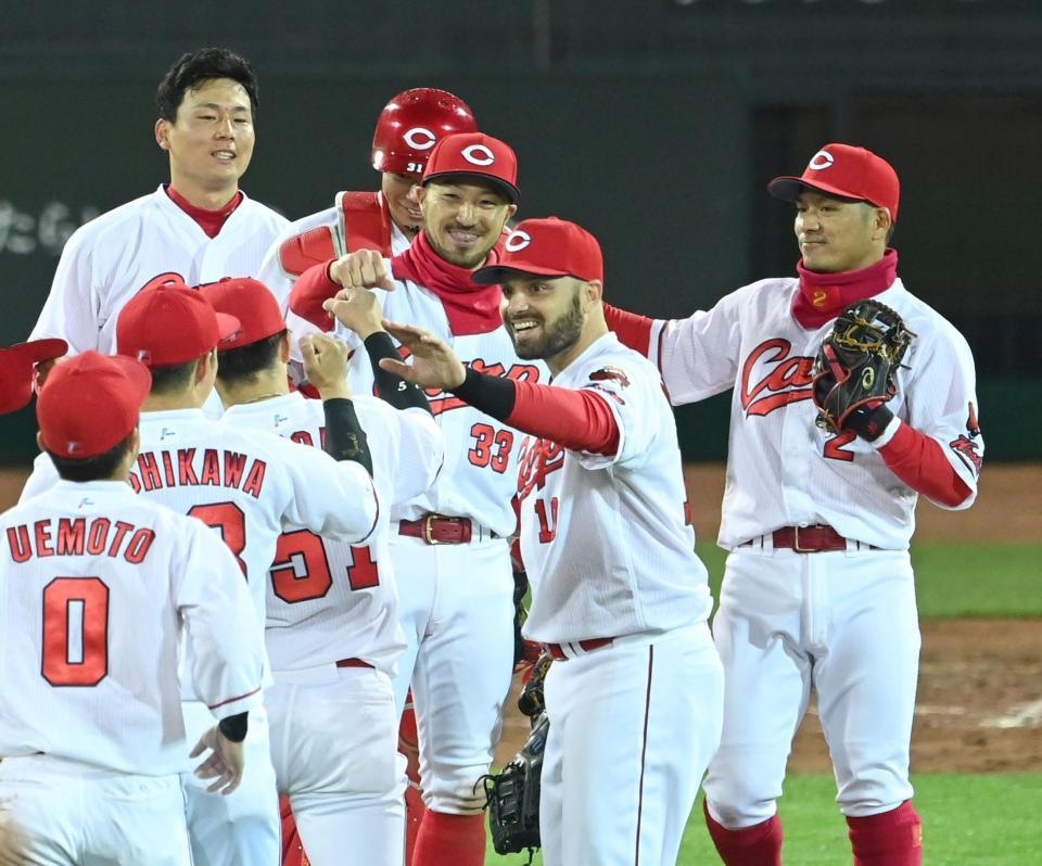 　開幕から６連勝に貢献したマクブルーム（中央）はナインと喜び合う（撮影・田中太一）