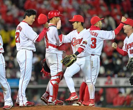 最後を締めくくりナインとタッチを交わす栗林（左端）＝撮影・立川洋一郎