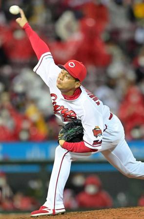 ９回表に登板し無失点に抑える栗林