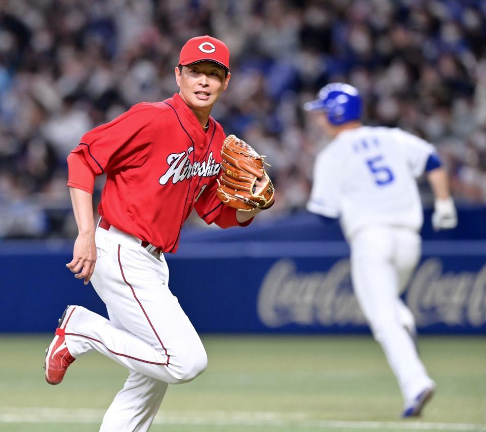 　８回、阿部（右）に適時打を打たれ、勝ち越しを許す大瀬良（撮影・立川洋一郎）