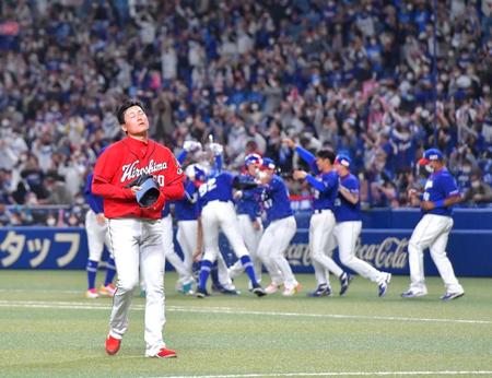 　延長１２回、岡林の適時内野安打でサヨナラ負けを喫し、肩を落として引き揚げる栗林（撮影・立川洋一郎）