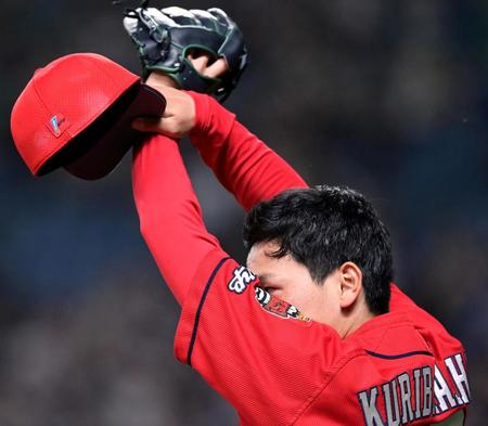 　延長１２回、大島に適時三塁打を打たれて同点を許し、汗をぬぐいながらマウンドへ戻る栗林（撮影・立川洋一郎）