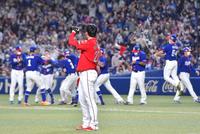 　延長１２回、サヨナラ負けを喫し、歓喜する中日ナインを見つめる栗林（撮影・立川洋一郎）