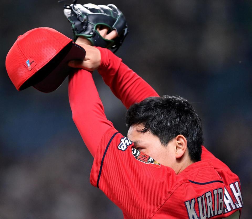 　延長１２回、大島に適時三塁打を打たれて同点を許し、汗をぬぐいながらマウンドへ戻る栗林（撮影・立川洋一郎）