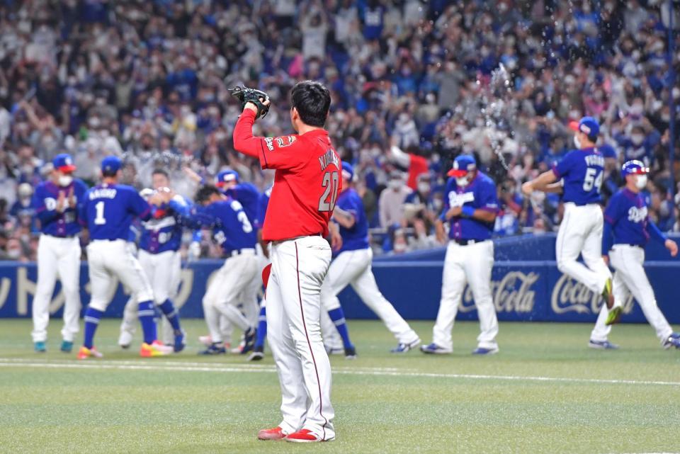 　延長１２回、サヨナラ負けを喫し、歓喜する中日ナインを見つめる栗林（撮影・立川洋一郎）