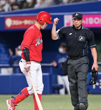 ７回、捕邪飛に倒れる小園（撮影・立川洋一郎）