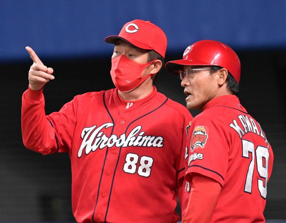 　選手交代を河田コーチ（右）と確認する佐々岡監督